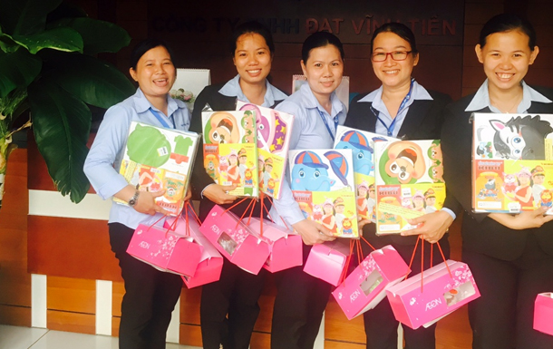 Công ty Đạt Vĩnh Tiến tặng quà trung thu cho con em cán bộ công nhân viên Đạt Vĩnh Tiến.