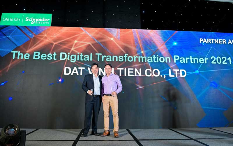 ĐẠT VĨNH TIẾN nhận cúp vinh danh “Đối tác chuyển đổi số tốt nhất 2021” của SCHNEIDER ELECTRIC